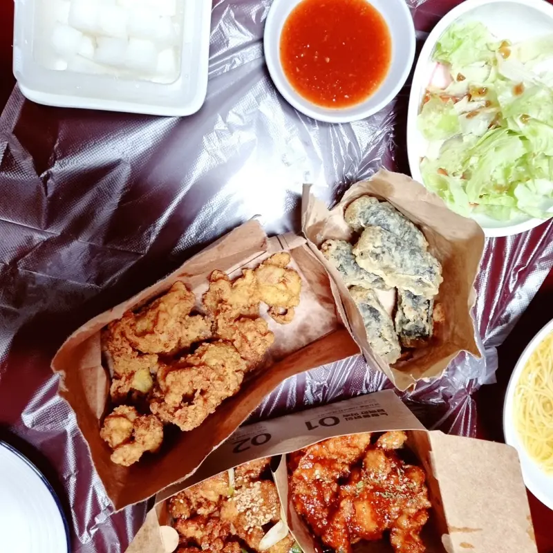 노랑통닭 한 상 차림