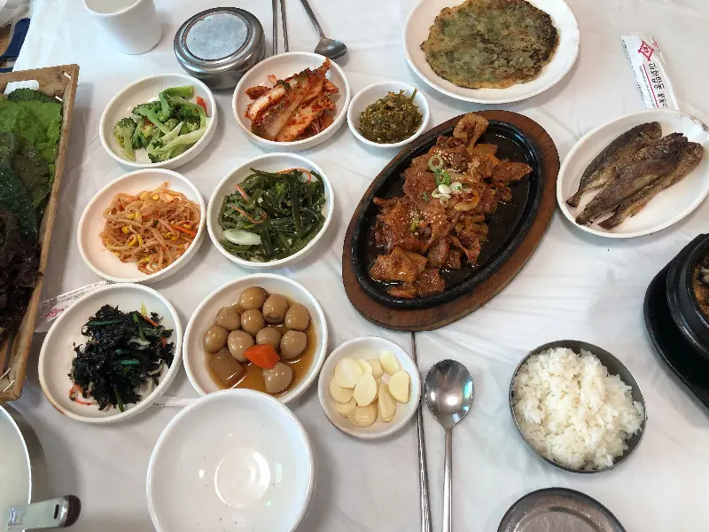 윤기가 좌르르 흐르는 제육볶음과 푸짐한 쌈 채소 한 상