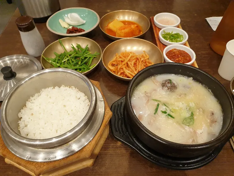 정갈하게 차려진 청와옥의 순대국 한 상 차림