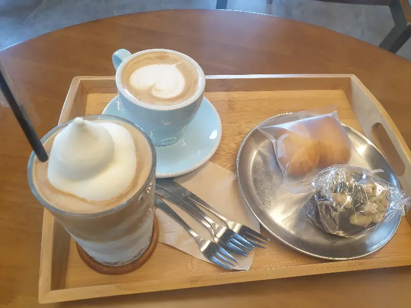 바닐라빈 라떼와 디저트