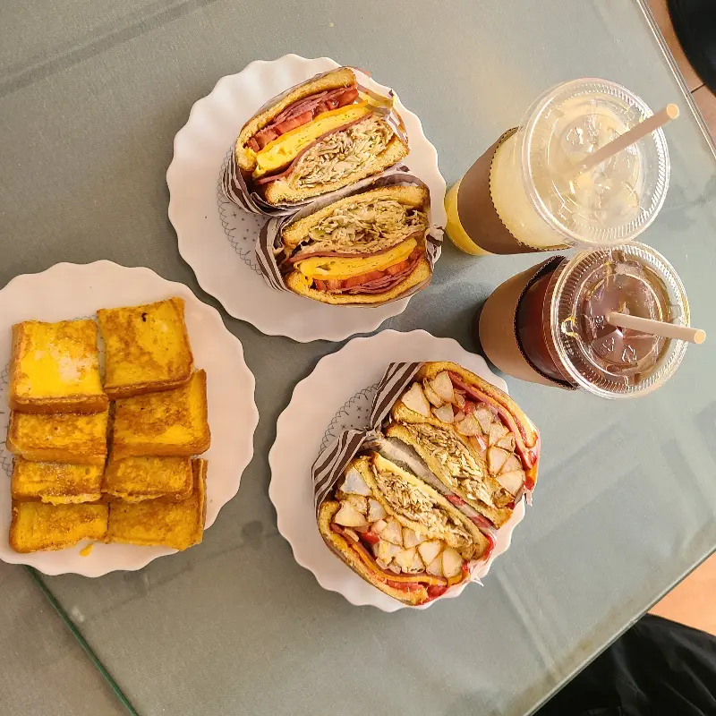 토스트와 음료 전체 샷