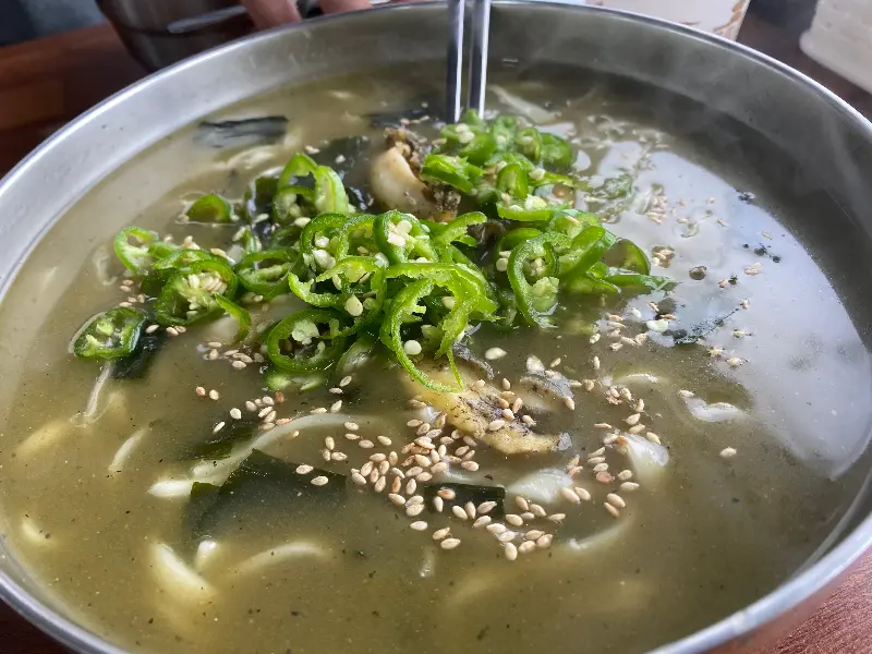매콤한 고추가 더해진 전복 칼국수