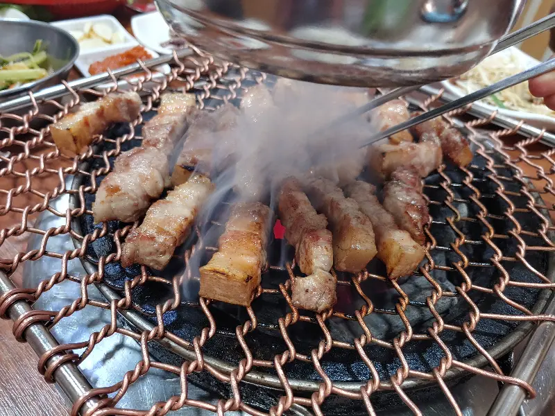 불판 위에서 맛있게 구워지는 삼겹살
