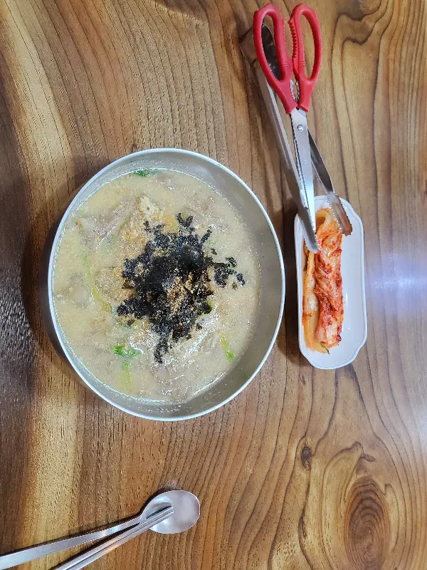 옹심이와 함께 제공되는 갓김치