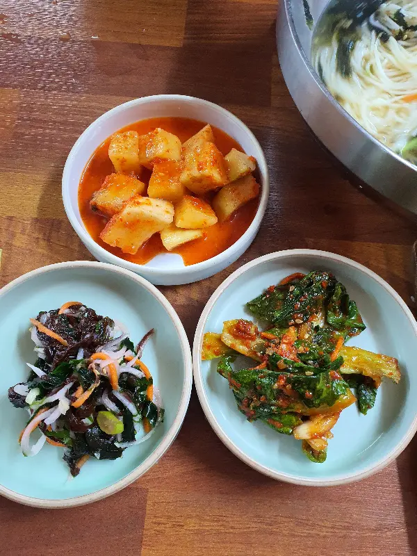 테이블 위 김밥