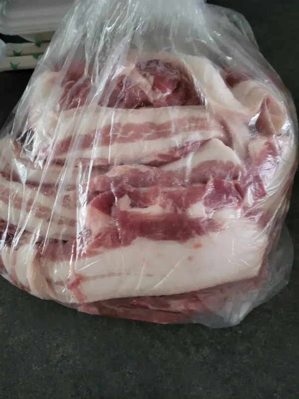 푸짐하게 담겨진 돼지고기