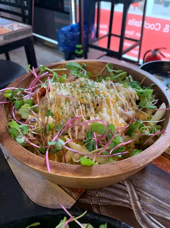 푸짐하게 담겨 나온 샐러드