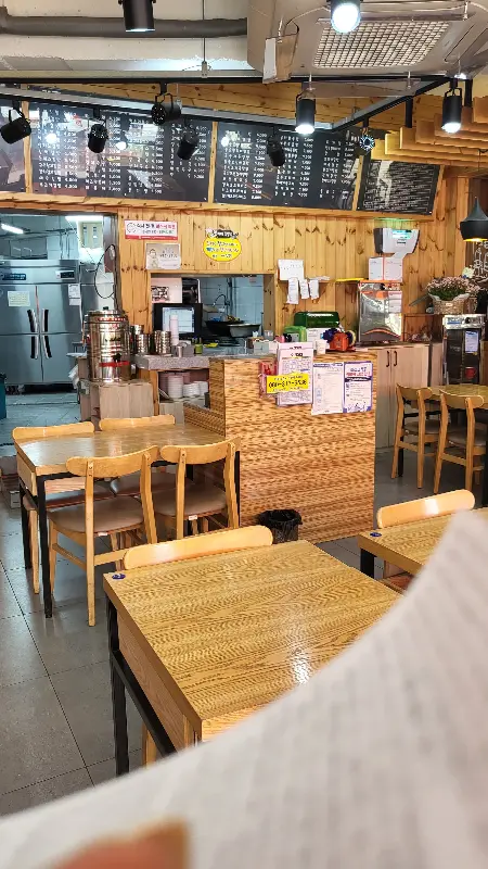 깔끔하고 정돈된 실내 모습