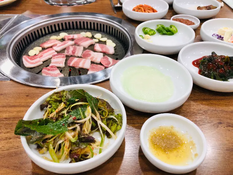 상추쌈에 싸 먹는 삼겹살