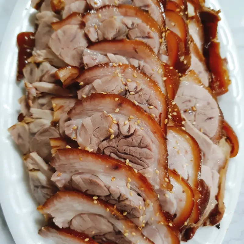 윤기가 흐르는 족발 단면