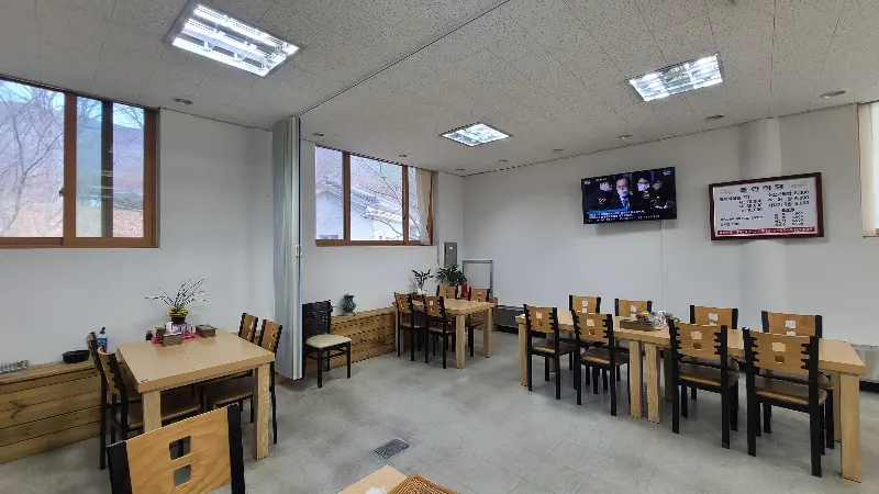 넓고 깨끗한 식당 내부