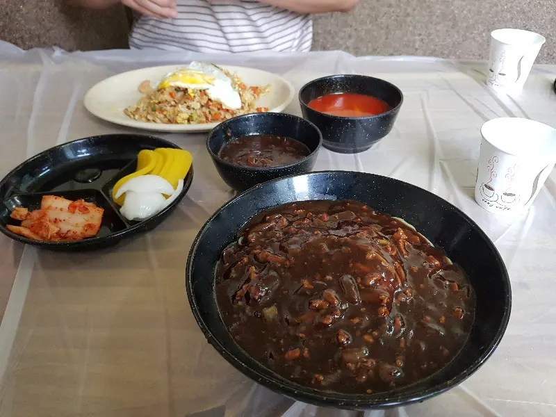 짜장면과 볶음밥, 짬뽕 국물이 함께 차려진 모습