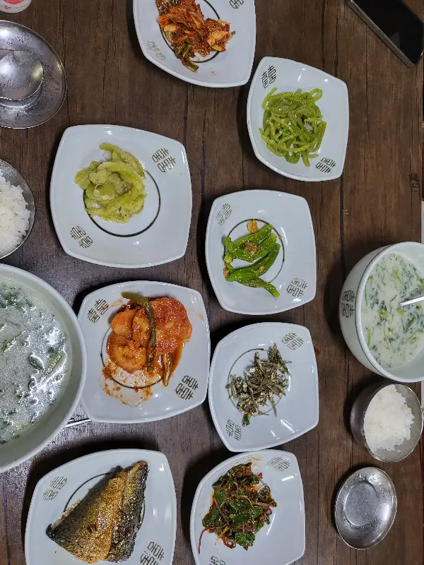 다양한 종류의 반찬들