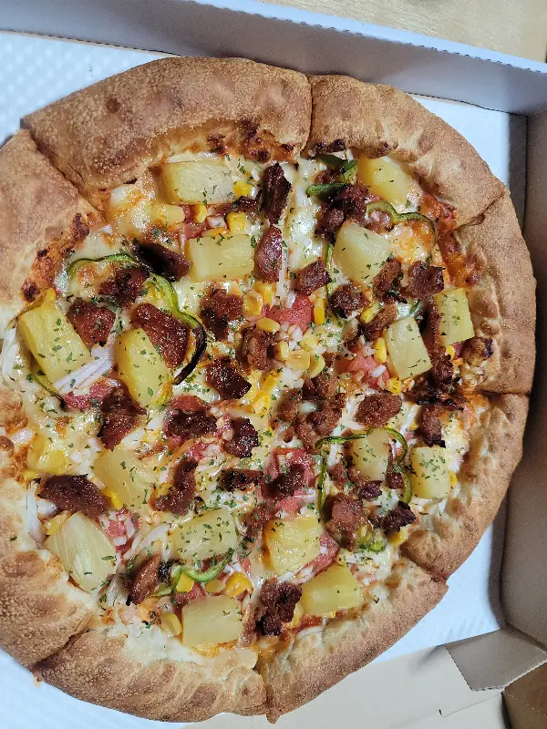 파인애플 토핑이 올라간 피자