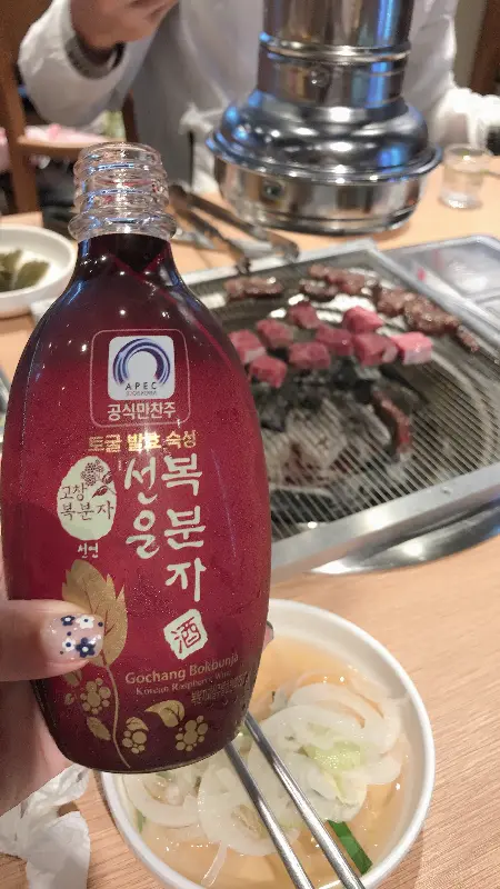 향긋한 술과 함께 즐기는 삼겹살