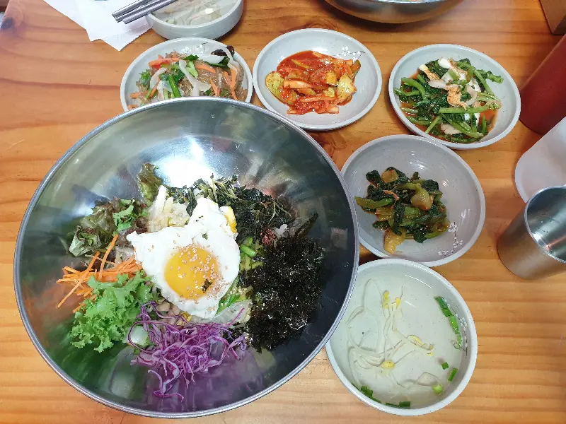 다양한 곁들임 반찬과 함께 즐기는 식사