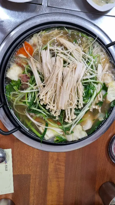 각종 야채와 버섯이 푸짐하게 들어간 찌개