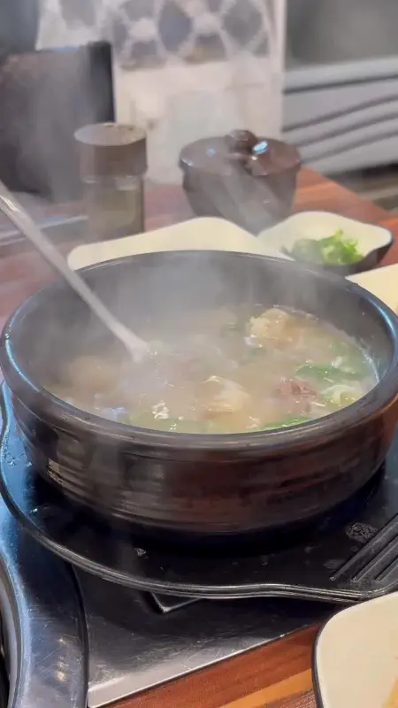 뚝배기 안에서 보글보글 끓고 있는 육개장
