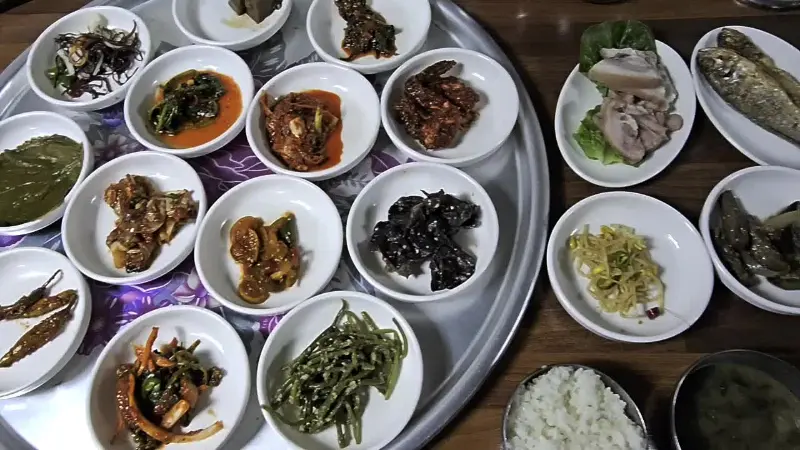 쟁반 한가득 차려진 백반