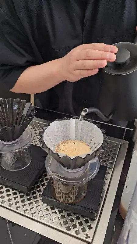 핸드드립 커피를 내리는 모습