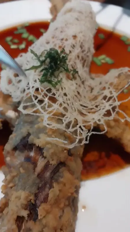 윤기가 흐르는 생선 튀김