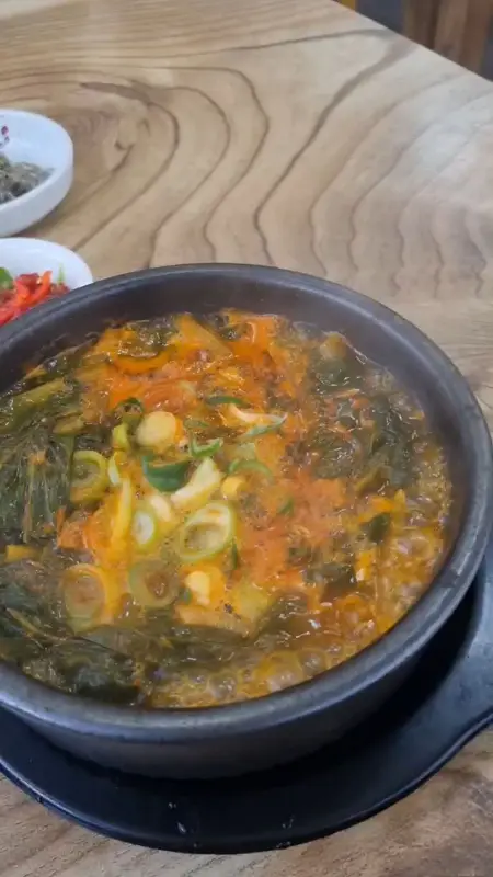 뚝배기에 담긴 얼큰한 국밥