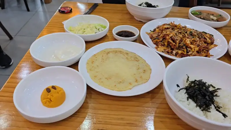 정갈하게 차려진 한 상