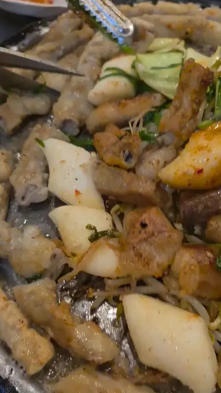 맛있게 익은 곱창을 자르는 모습