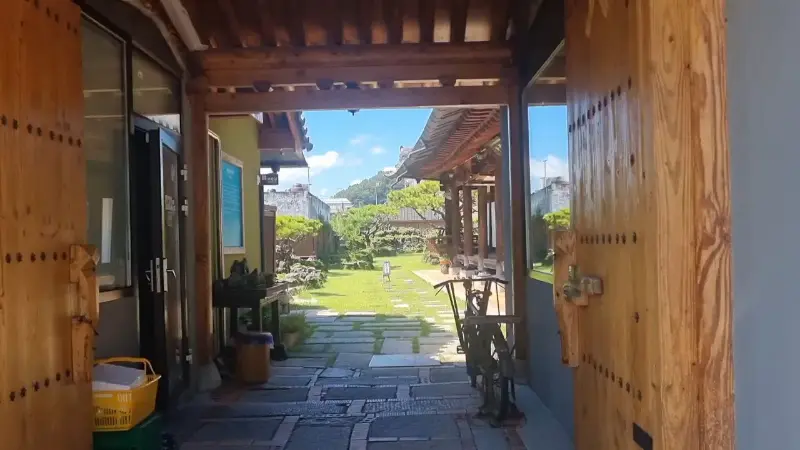 카페로 들어가는 입구