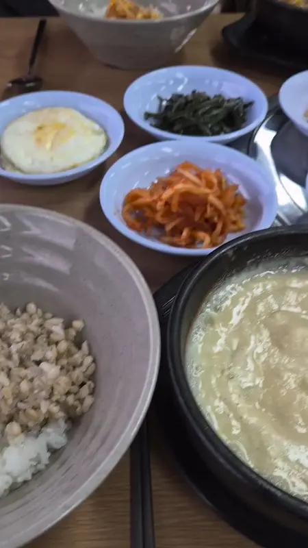 계란후라이를 얹은 보리밥