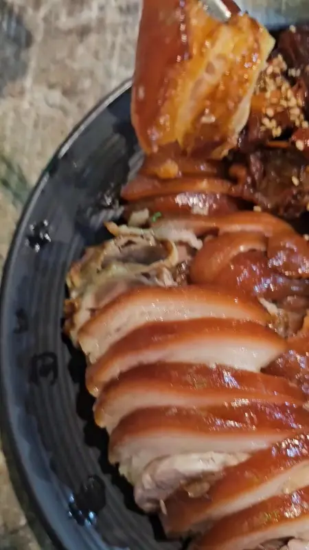 윤기가 흐르는 족발의 쫀득한 모습