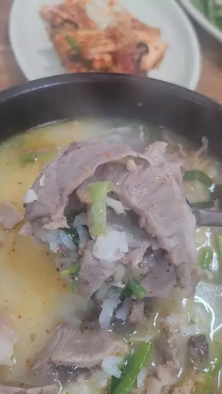 숟가락으로 순대와 고기를 함께 떠올린 모습