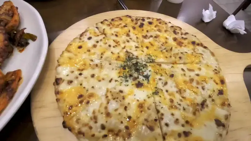 고르곤졸라 피자에 낙지볶음을 싸서 한 입!