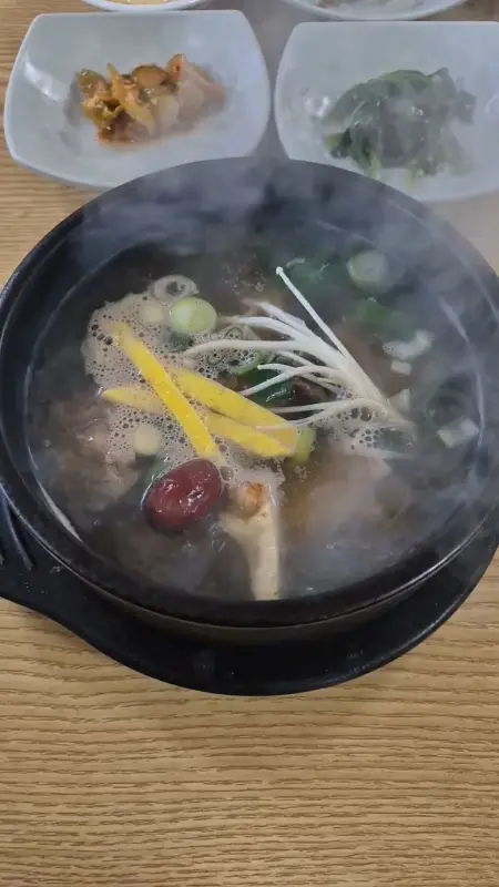 김이 모락모락 나는 곰탕
