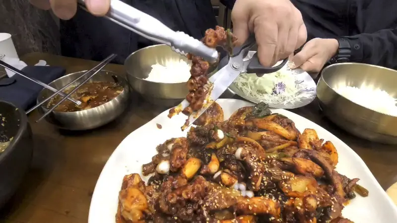 오동통한 낙지를 먹기 좋게 잘라주는 모습