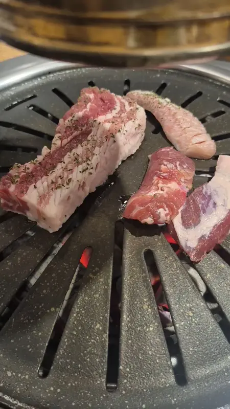 잘 구워진 삼겹살