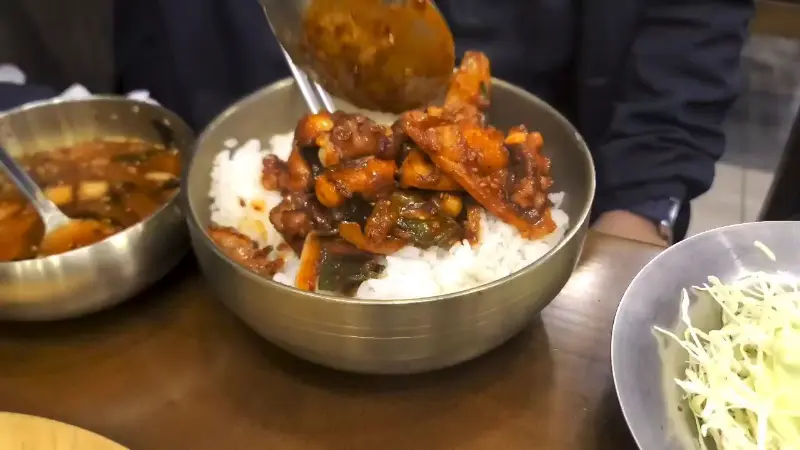 밥 위에 낙지볶음 듬뿍 올려서 한 입!