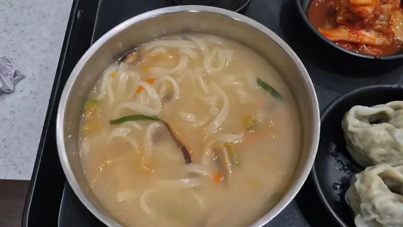 스테인리스 그릇에 담겨 나온 칼국수