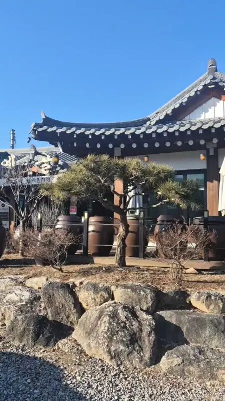 기와지붕의 식당 건물과 장독대