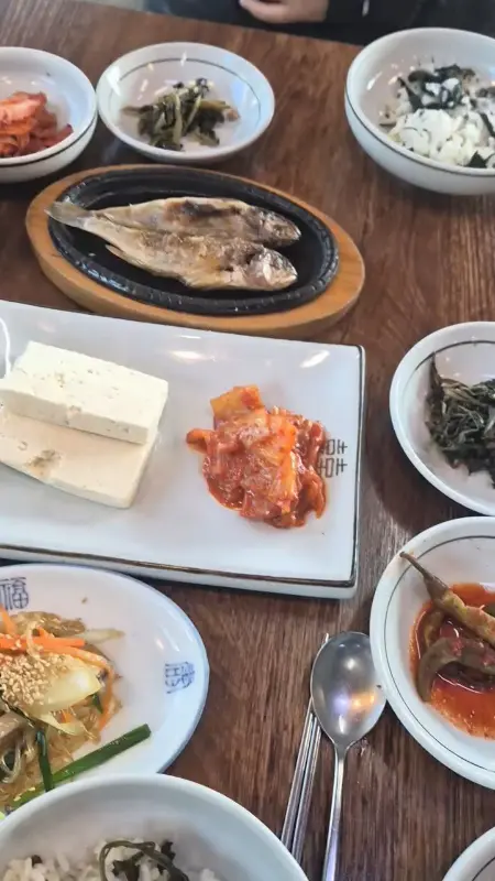 옛골정식의 다양한 반찬들