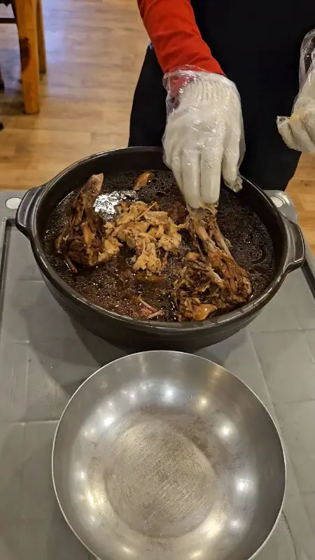 옻오리백숙 손질 장면