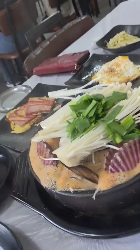 곤리식당 해물뚝배기 전체 모습