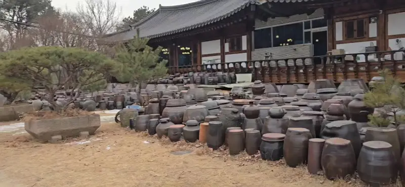 기와지붕의 너른마당 외관