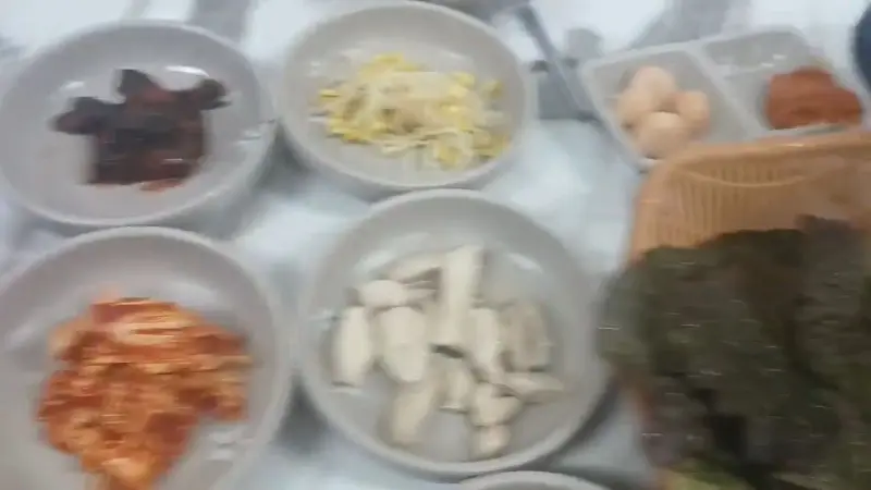 다양한 밑반찬이 차려진 테이블