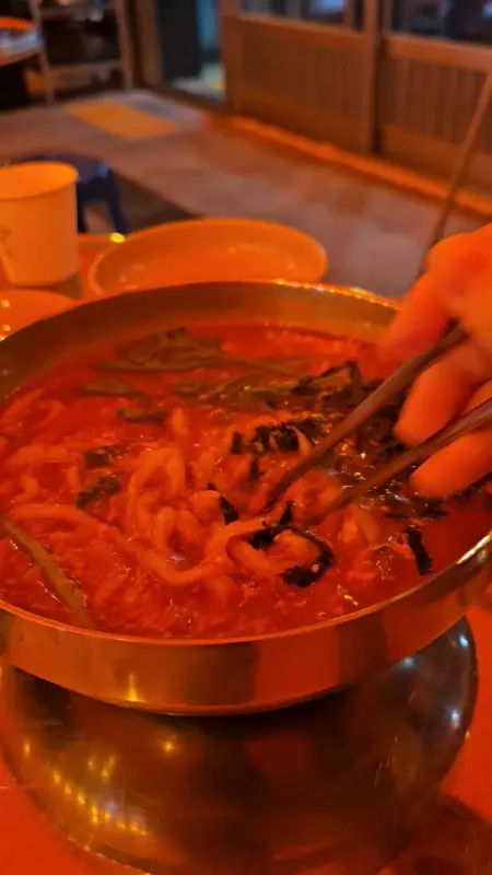 칼국수 면을 들어올리는 모습