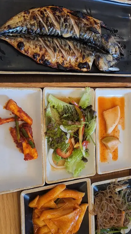 고등어와 다양한 밑반찬