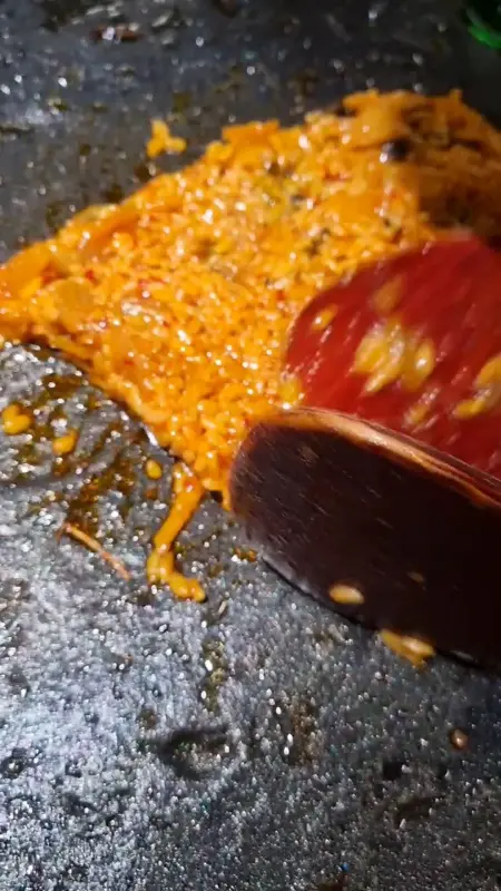 돌판 위에서 만들어지는 석암생소금구이의 볶음밥