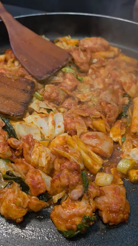 닭갈비가 철판에서 맛있게 익어가는 모습