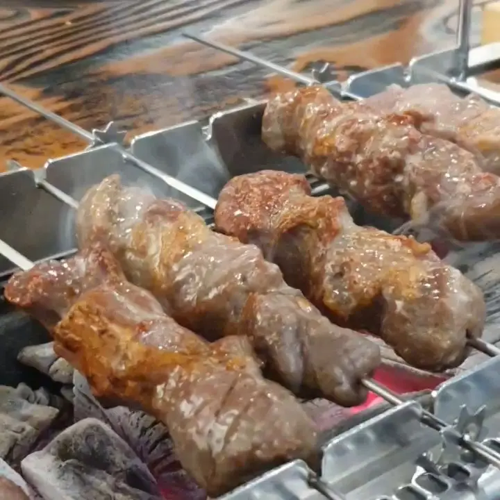 숯불 위에서 구워지는 양꼬치