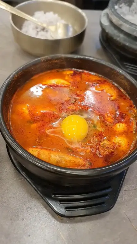 계란을 톡 터뜨린 완뚝순두부